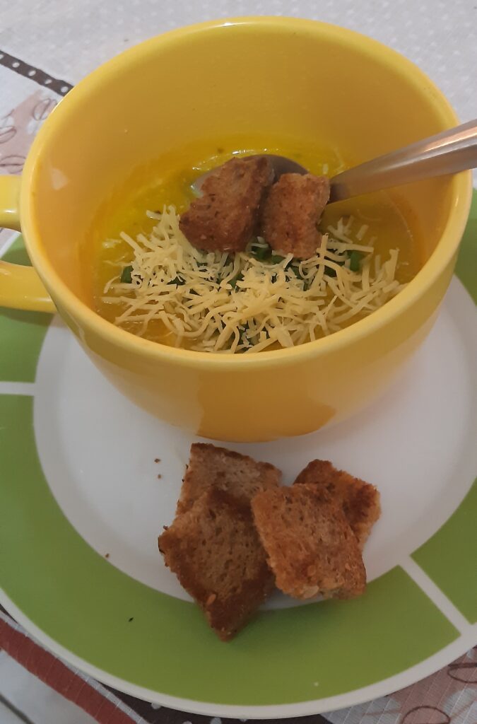 Sopa de abóbora e croutons de pão integral